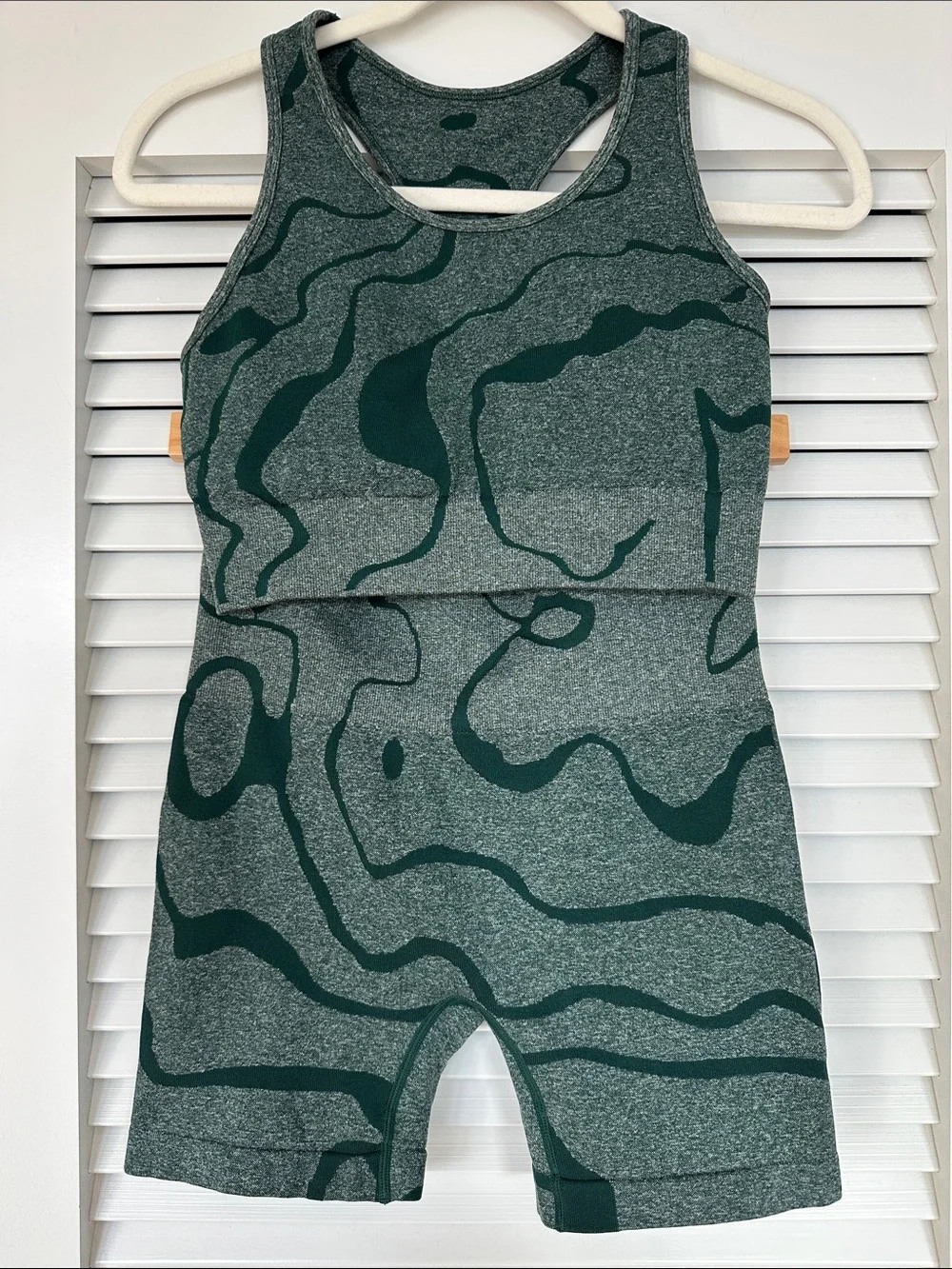 GXIN Seamless 2-Piece Sports Bra Biker Shorts Matching Set Green Camo Size M - Picture 1 of 5